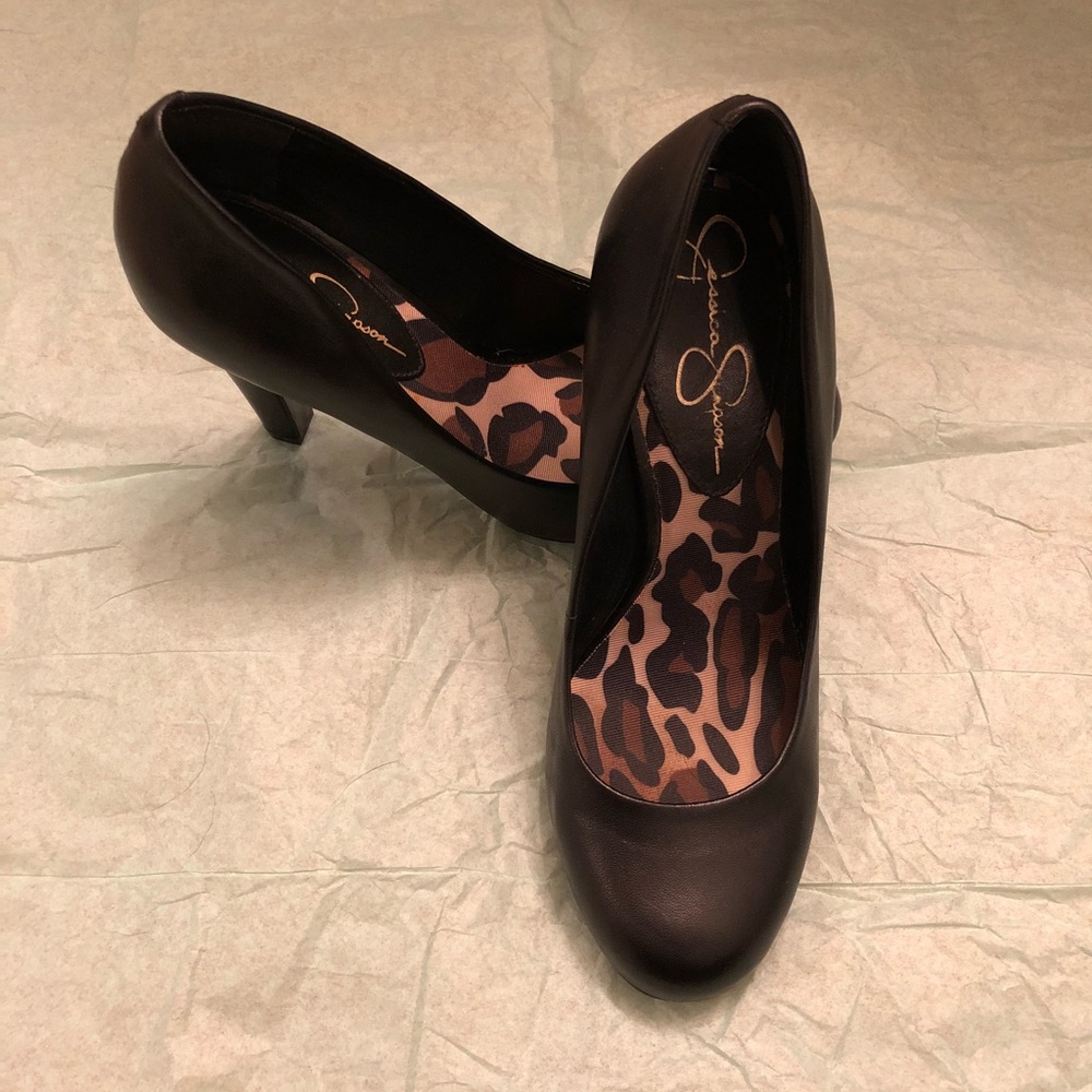 Jessica Simpson round toe black pump.  Size 7